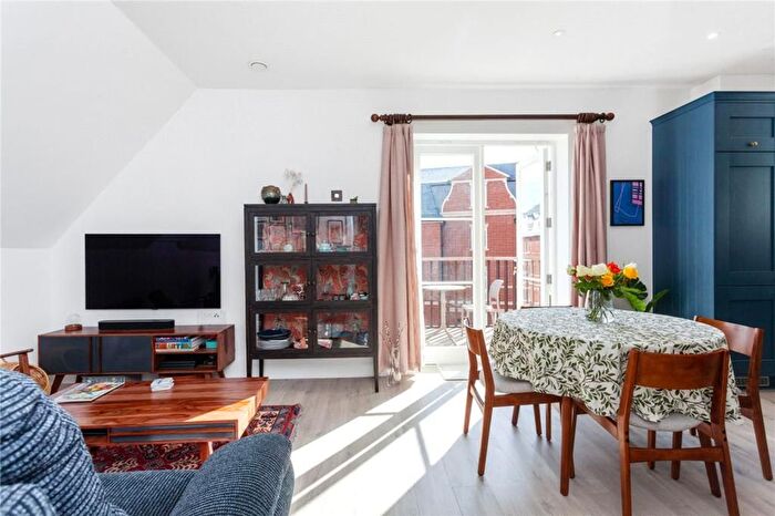 3 Bedroom Flat To Rent In Sassoon Drive, Woburn House, EN4