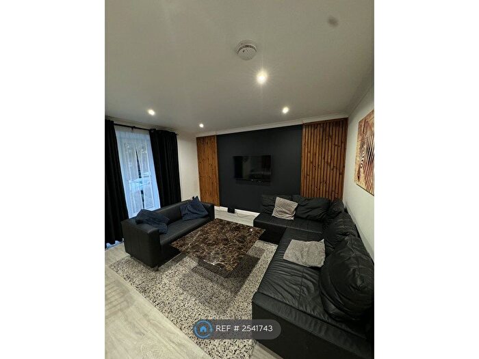 2 Bedroom Flat To Rent In Thornwood Avenue, Glasgow, G11