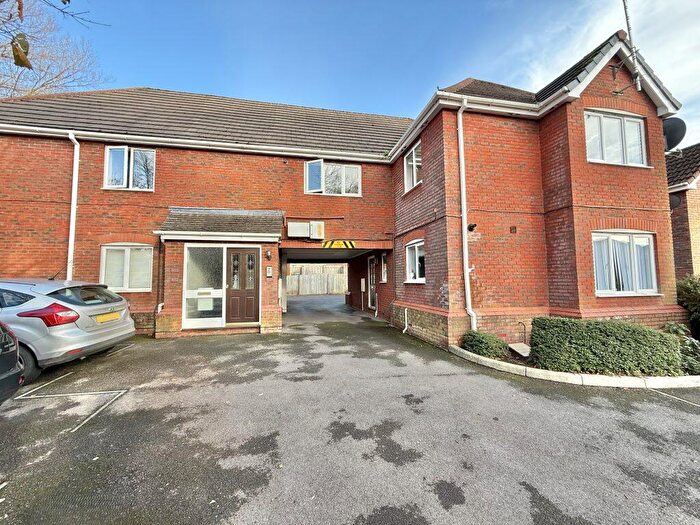 2 Bedroom Flat For Sale In College Green, Yeovil, Somerset, BA21