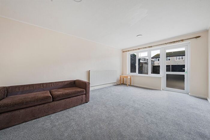 2 Bedroom Flat To Rent In Willowbrook Road, Southall, UB2