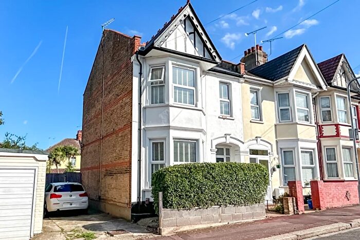 3 Bedroom End Of Terrace House For Sale In Ramuz Drive, Westcliff-On-Sea, SS0