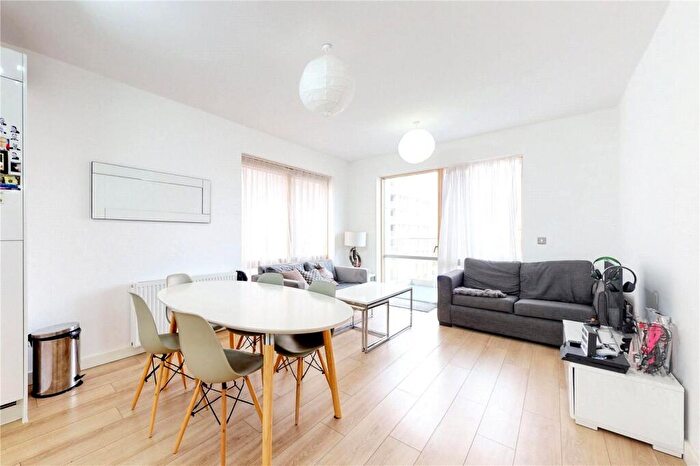 2 Bedroom Flat To Rent In Eddington Court, London, E16
