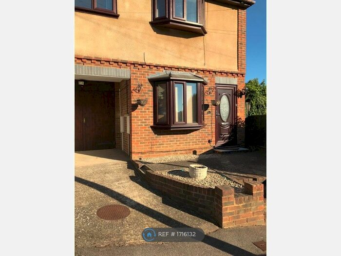 3 Bedroom Detached House To Rent In Parr Avenue, Gillingham, ME7