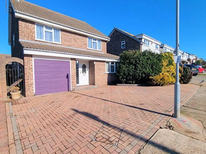 4 Bedroom Detached House To Rent In Woodside Avenue, Benfleet, SS7