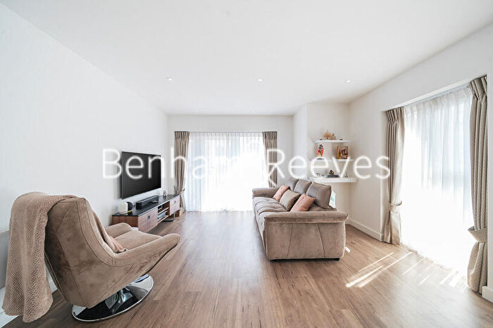 2 Bedroom Apartment To Rent In East Drive, Beaufort Park, NW9