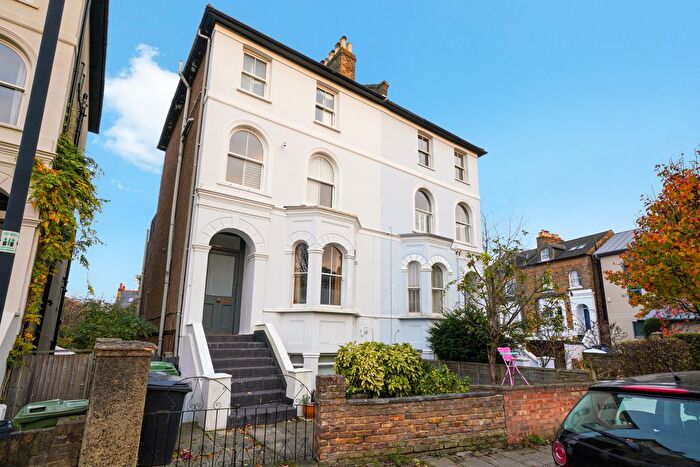 3 Bedroom Flat To Rent In Martell Road, West Dulwich, London, SE21