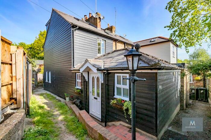 2 Bedroom Cottage To Rent In Smarts Lane, Loughton, IG10