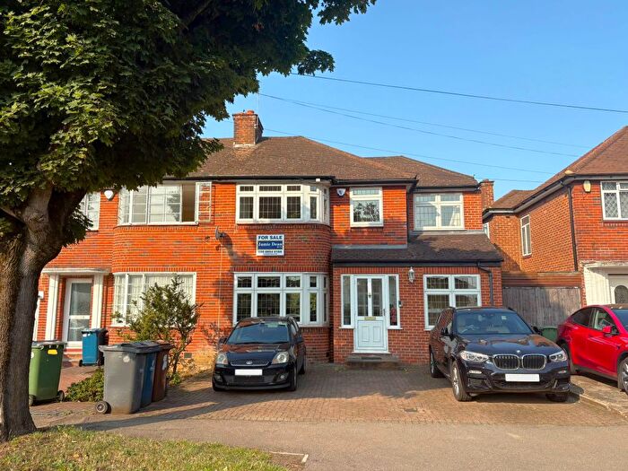 4 Bedroom Semi-detached House For Sale In Culver Grove, Stanmore, HA7