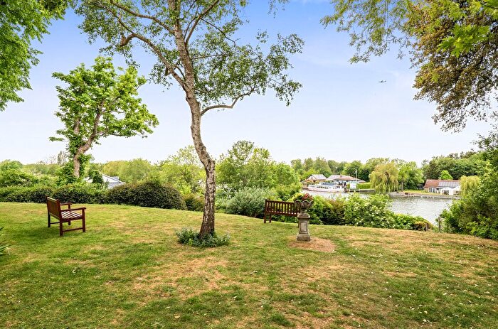 2 Bedroom Flat For Sale In Walton On Thames, Surrey, KT12