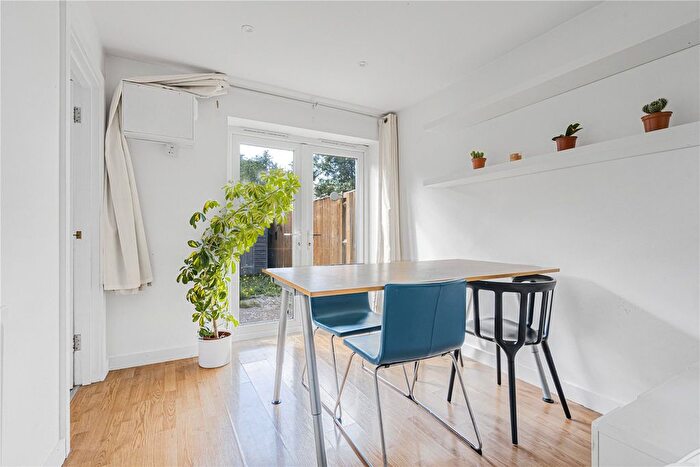 2 Bedroom Flat For Sale In Ingle Close, Headington, OX3