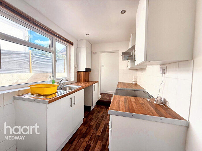 3 Bedroom Terraced House For Sale In Magpie Hall Road, Chatham, ME4