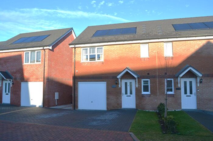 3 Bedroom Semi Detached House For Sale In Middlerig Avenue, Reddingmuirhead, FK2