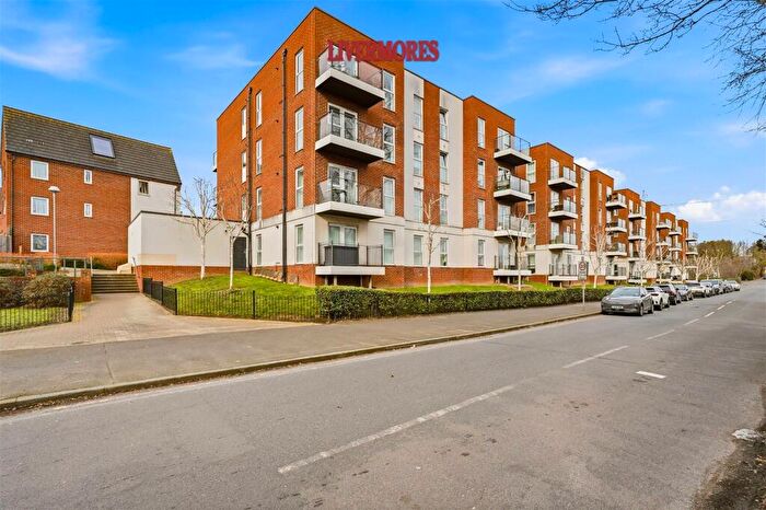 2 Bedroom Flat For Sale In Alcock Crescent, Crayford, DA1