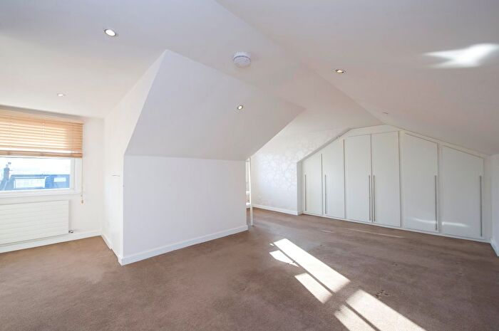 2 Bedroom Flat To Rent In Oxford Gardens, London, Uk, W10