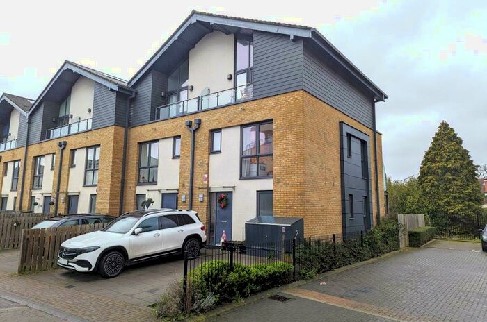 3 Bedroom Town House To Rent In Woking, GU22