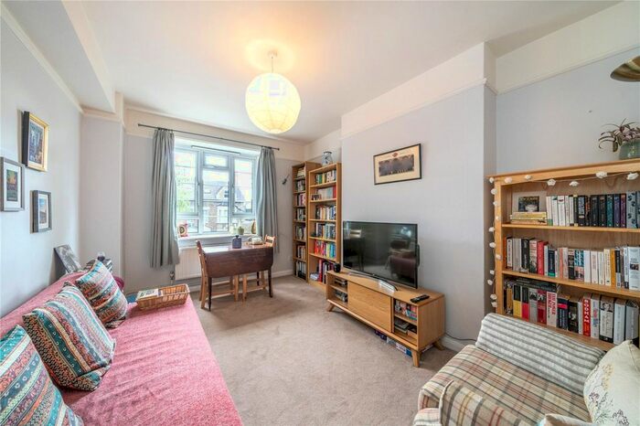 1 Bedroom Flat To Rent In Halliwell Court, East Dulwich, London, SE22