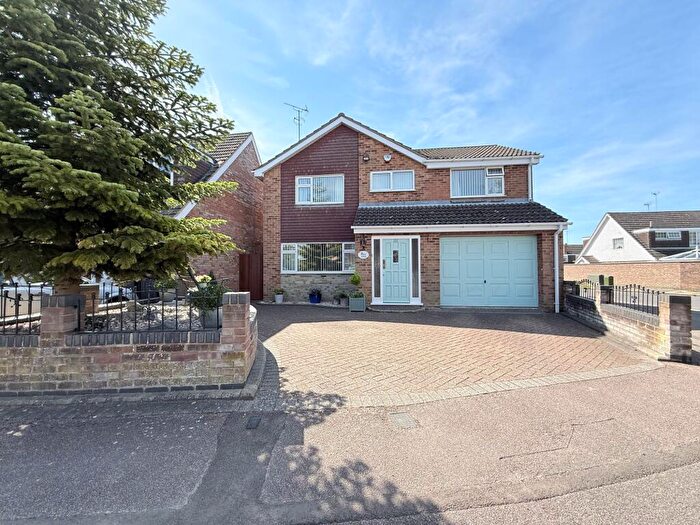 4 Bedroom Detached House For Sale In Turnpike Drive, Luton, LU3
