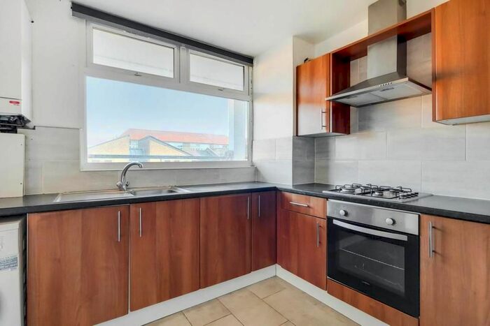 3 Bedroom Maisonette To Rent In Cleveland Way, Bethnal Green, London, E1