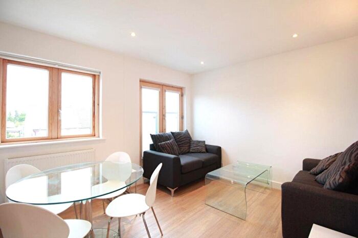 1 Bedroom Apartment To Rent In Green Lanes, Palmers Green, London, N13