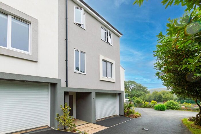 3 Bedroom End Of Terrace House For Sale In Rhes Medan, Criccieth, Gwynedd, LL52