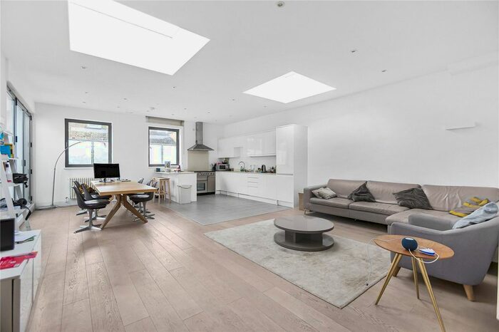 2 Bedroom Flat To Rent In County Street, London, SE1