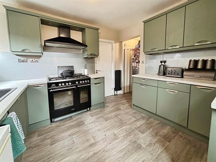 3 Bedroom Semi-Detached House For Sale In Halifax Road, Bradford, BD6