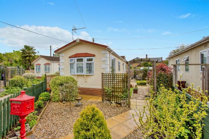 2 Bedroom Mobile/park Home For Sale In Hurst Park, Martock, TA12