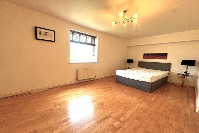 3 Bedroom Flat To Rent In Hartlepool Court, E16