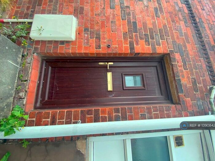 Studio To Rent In Cheetham Hill Road, Dukinfield, SK16