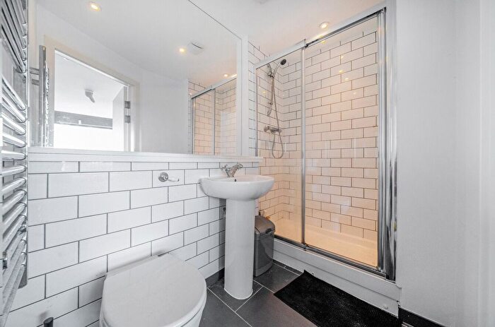 2 Bedroom Flat To Rent In Crispin Lofts, New York Road, Leeds, West Yorkshire, LS2