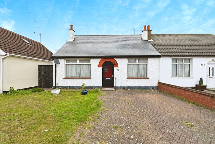 2 Bedroom Bungalow For Sale In Castle Road, Rayleigh, Essex, SS6