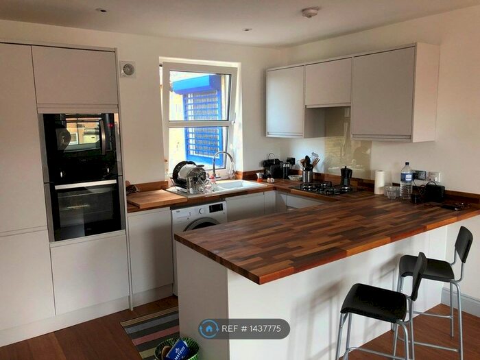 2 Bedroom Flat To Rent In Charles Dickens House, London, SE20
