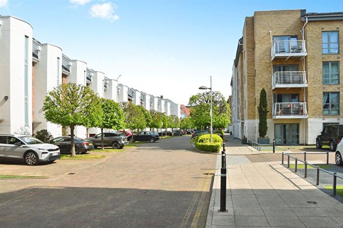 3 Bedroom Flat For Sale In Adams Quarter, The Island, TW8