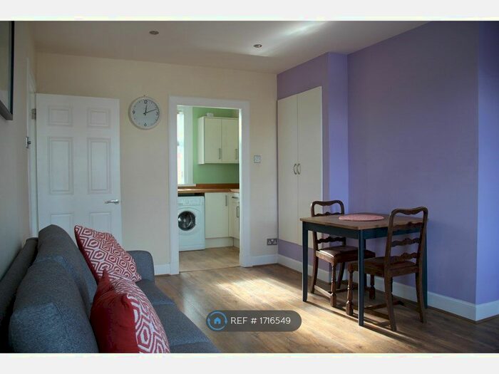 2 Bedroom Flat To Rent In Stenhouse Crescent, Edinburgh, EH11