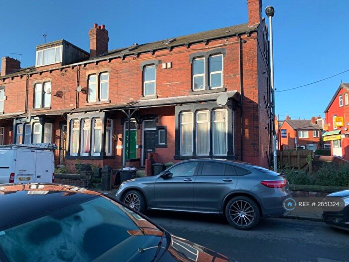 3 Bedroom Flat To Rent In Aberdeen Grove, Leeds, LS12