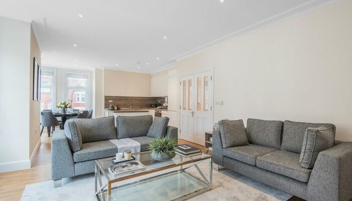 3 Bedroom Flat To Rent In Hamlet Gardens, London, W6