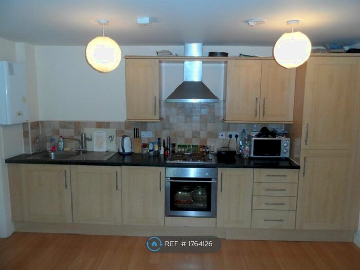 2 Bedroom Flat To Rent In Staincliffe, Dewsbury, WF13