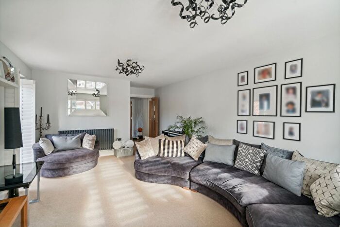 2 Bedroom Flat For Sale In Hedgerley Lane, Gerrards Cross, Buckinghamshire, SL9