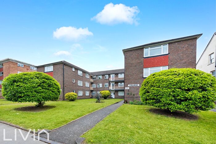 2 Bedroom Flat For Sale In College Court, Croydon, CR0