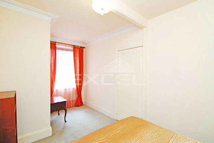 Cottage To Rent In Park Drive, London, NW11