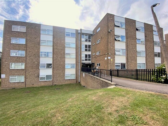 1 Bedroom Flat To Rent In Burfield Court, Handcross Road, Luton, LU2