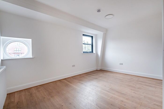 2 Bedroom Flat To Rent In Kilburn Lane, London, W10