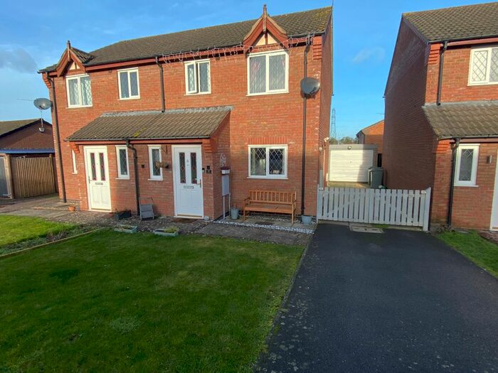 3 Bedroom Semi-Detached House To Rent In Porthcawl Close, Grantham, NG31