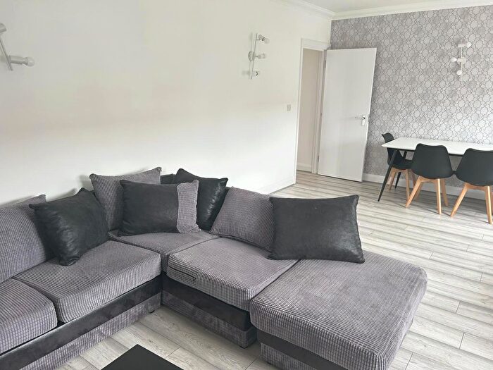 2 Bedroom Flat To Rent In Darkes Lane, Potters Bar, EN6