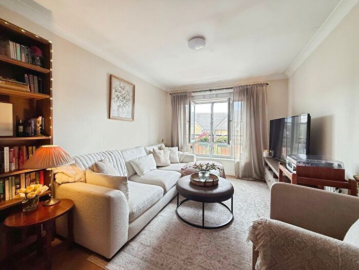 1 Bedroom Flat For Sale In Cambridge Road, Crowthorne, Berkshire, RG45