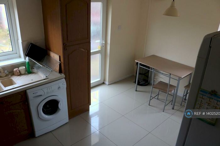 4 Bedroom Semi-Detached House To Rent In Clifford Avenue, Nottingham, NG9