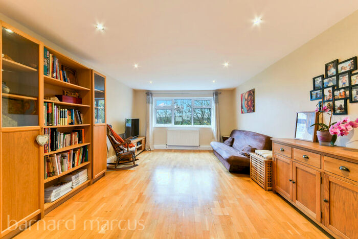 2 Bedroom Flat To Rent In Teddington Close, Epsom, KT19