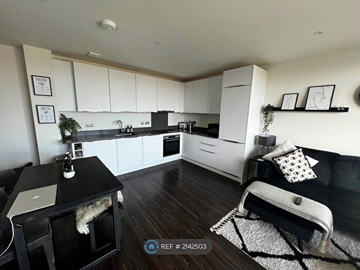 2 Bedroom Flat To Rent In High Street, Feltham, TW13