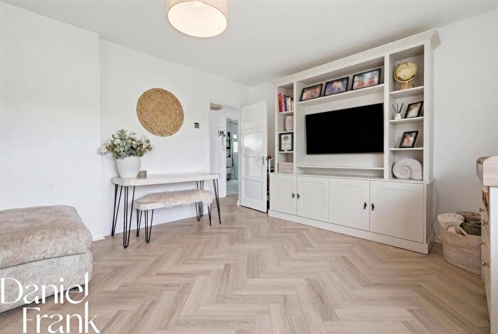 1 Bedroom Flat For Sale In Burney Drive, Loughton, IG10