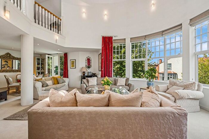 2 Bedroom Flat For Sale In Willow Avenue, Barnes, SW13